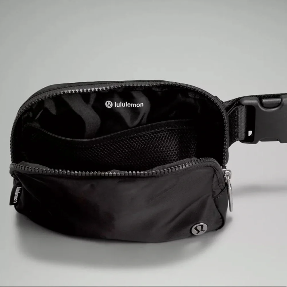 NWT Lululemon Everywhere Belt Bag Wordmark - Picture 4 of 7